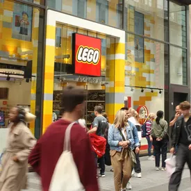 В Калифорнии арестовали мужчину, который продавал украденные наборы LEGO. Всего он похитил игрушки на общую сумму $6 тысяч