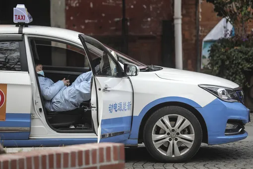 A taxi drivers uses phones in car on February 8, 2020 in Wuhan, Hubei province, China. The number of those who have died from the Wuhan coronavirus, known as 2019-nCoV, in China climbed to 722. (Photo by Getty Images)