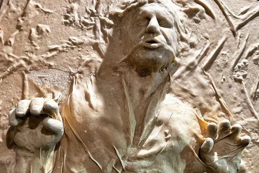 «Пан Соло»: в Калифорнии пекари создали скульптуру Хана Соло из «Звездных войн». Реалистичная статуя сделана из хлеба