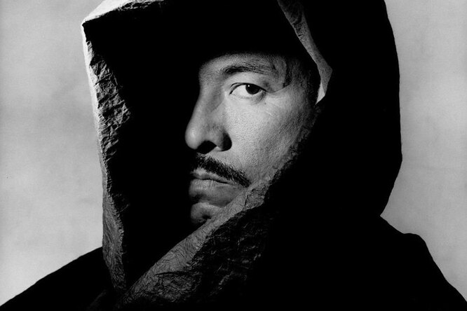 Король плиссировки и функционального дизайна: что нужно знать об Иссее Мияке Король плиссировки и функционального дизайна: что нужно знать об Иссее Мияке
