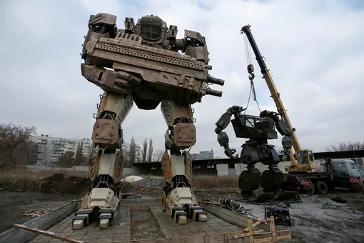 Robots made by local enthusiasts and employees of an automobile repair workshop are seen during installation works on the outskirts of the rebel-controlled city of Donetsk, Ukraine, November 26, 2020. According to creators, who plan to open a robotics engineering park, 13-metre and 6-metre-high sculptures featuring transformer robots were made of waste metal including car components and weigh about 4 and 2 tonnes respectively. REUTERS/Alexander Ermochenko