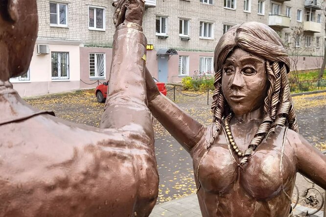 В Павлове напротив ЗАГСа установили памятник молодоженам. Местные жители сравнивают его с нововоронежской Аленкой и «скучают по Церетели»