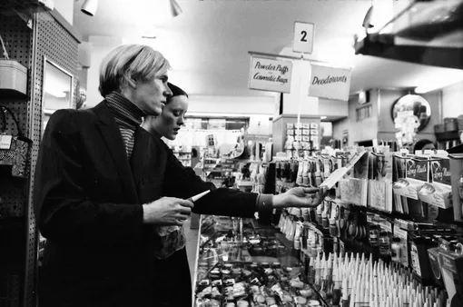 Энди Уорхол и Джейн ФОрт выбирают косметику в аптеке, 1970