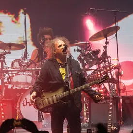 Группа The Cure пообещала выпустить еще два новых альбома Группа The Cure пообещала выпустить еще два новых альбома