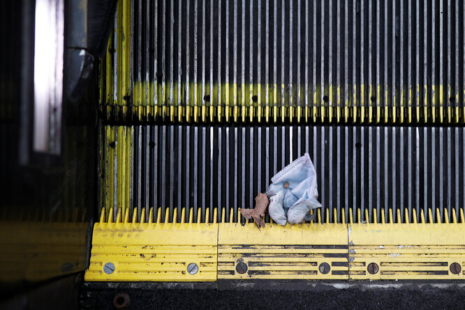 A discarded face mask is caught in the grooves of a moving escalator at the Dupont Circle Metro underground train station, as Mayor Muriel Bowser declared a State of Emergency due to the coronavirus disease (COVID-19) in Washington, U.S., March 16, 2020. Tom Brenner/REUTERS