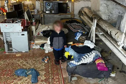 В Петербурге трое детей вместе с отцом жили в подвале многоэтажки. Против родителей возбудили уголовное дело