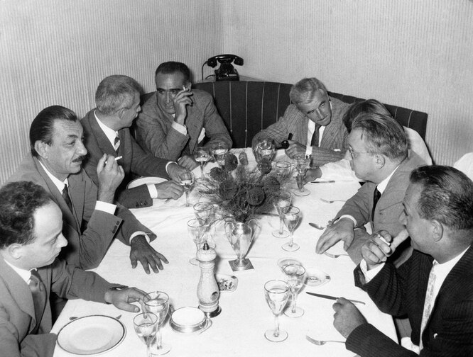 Уильям Фолкнер (William Faulkner) беседует с итальянским издателем Альберто Мондадори и редакцией еженедельника Epoca, Милан, 14 сентября 1955 года