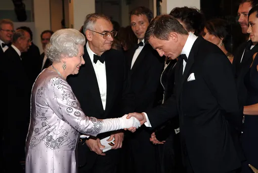 Ее Величество пожимает руку британскому актеру Дэниелу Крейгу, новому Джеймсу Бонду, на королевской премьере 21-го фильма «Казино "Рояль"» в Одеоне, Лестер-сквер, 14 ноября 2006 года