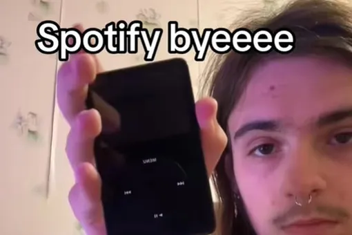 Зумеры массово переходят на MP3-плееры из-за растущей стоимости на подписки Spotify