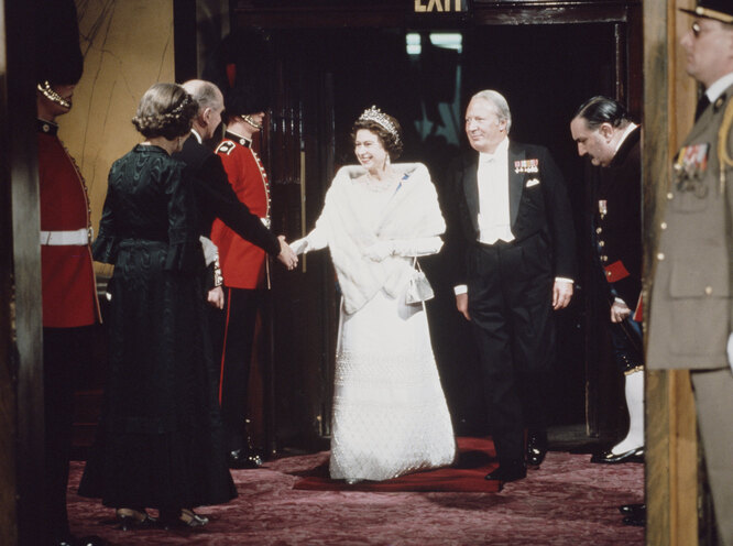 Елизавета II и британский премьер-министр Эдвард Хит (с 1970 по 1974 годы) на гала-вечере, посвященном вступлению Великобритании в ЕЭС.