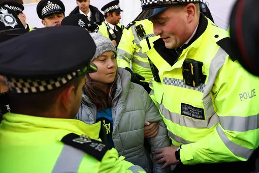 Грету Тунберг задержали на протестной акции в Лондоне