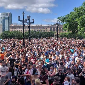 Самый массовый митинг в истории Хабаровска: жители города устроили шествие в поддержку арестованного губернатора Сергея Фургала Самый массовый митинг в истории Хабаровска: жители города устроили шествие в поддержку арестованного губернатора Сергея Фургала