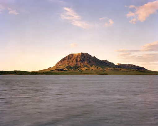 Matò Pahà, Bear Butte State Park, Meade County, SDThe sacred mountain of Bear Butte in South Dakota is a holy site for many American Indian tribes. The Lakota people call it Matò Pahà or «Bear Mountain,» a reference to the fact that its profile resembles a sleeping bear. Revered leaders like Red Cloud, Crazy Horse, and Sitting Bull all visited this mountain to pray, and it continues to be a place of pilgrimage for Indians throughout the United States and Canada. Vision quests, sweat lodges, and other ceremonies are frequently held on the mountain.