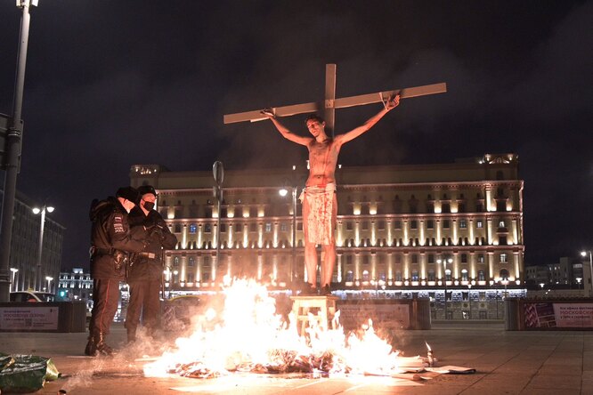 У здания ФСБ в Москве активиста в образе Христа «подожгли» на кресте. Это была акция в поддержку политзаключенных