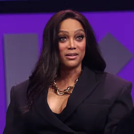 Тайра Бэнкс продает в Австралии «горячее мороженое» Тайра Бэнкс продает в Австралии «горячее мороженое»