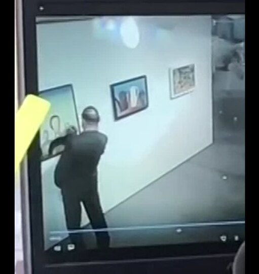 Охранник подрисовал глаза на картине