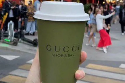 Стоимость одноразовых бумажных стаканчиков из московского Gucci Shop & Bar на Avito достигает 15 тысяч рублей