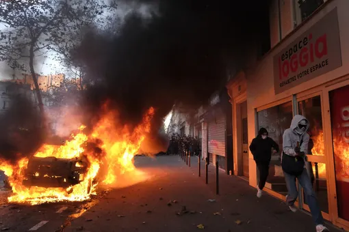 Власти Франции «целиком перепишут» скандальный законопроект о запрете публикаций фото силовиков. Он привел к масштабным беспорядкам в стране