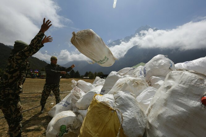 Власти Непала запретили использование одноразового пластика в районе Эвереста