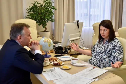 Руководитель Агентства инвестиционного развития Республики Татарстан пришла на встречу с депутатом в рубашке с долларами