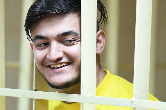 Фигурант «московского дела» Самариддин Раджабов зачитал в суде рэп. Оксимирон пообещал записать с ним трек Фигурант «московского дела» Самариддин Раджабов зачитал в суде рэп. Оксимирон пообещал записать с ним трек