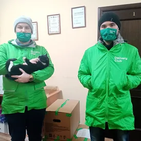Delivery Club обеспечил годовым запасом корма кота, которого спасли в Ульяновске при сортировке мусора