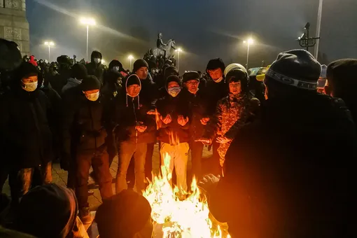 Участники протеста против роста цен на топливо. Акции протеста в Казахстане начались 2 января в городах Жанаозен и Актау, где жители митинговали против высоких цен на топливо. После встречи правительственной комиссии с демонстрантами, повышенная 1 января 2022 года цена на газ была снижена с $ 0,27 до $ 0,11 Ерлан Джумаев/ТАСС