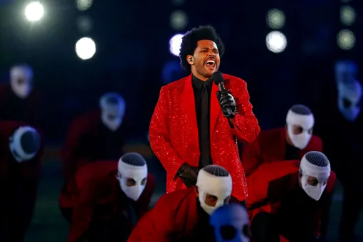 Красные кристаллы, пиджак Givenchy и 250 часов работы: что стоит знать о наряде музыканта The Weeknd на Супербоуле