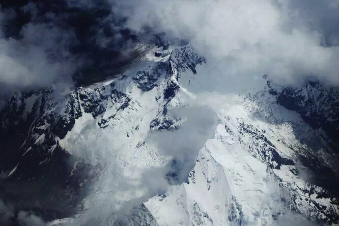 На вершине Эвереста впервые обнаружили частицы микропластика