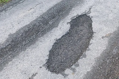 В Южно-Сахалинске мужчина посадил редис в дорожной яме. Асфальт закатали следующим утром