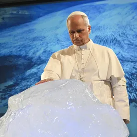 Папа римский Лев XIV благословил глыбу льда Папа римский Лев XIV благословил глыбу льда