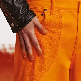 Cheetos выпустили брюки, о которые можно вытирать испачканные чипсами пальцы