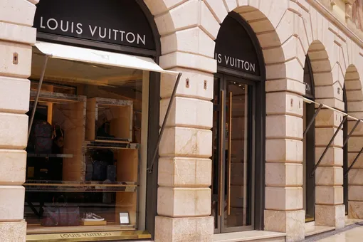 Louis Vuitton прокомментировал скандал вокруг розыгрыша сумок, организованного российскими блогерами