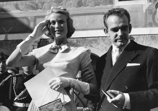 Грейс Келли и принц Монако Ренье III получают подарки накануне свадьбы, 1956