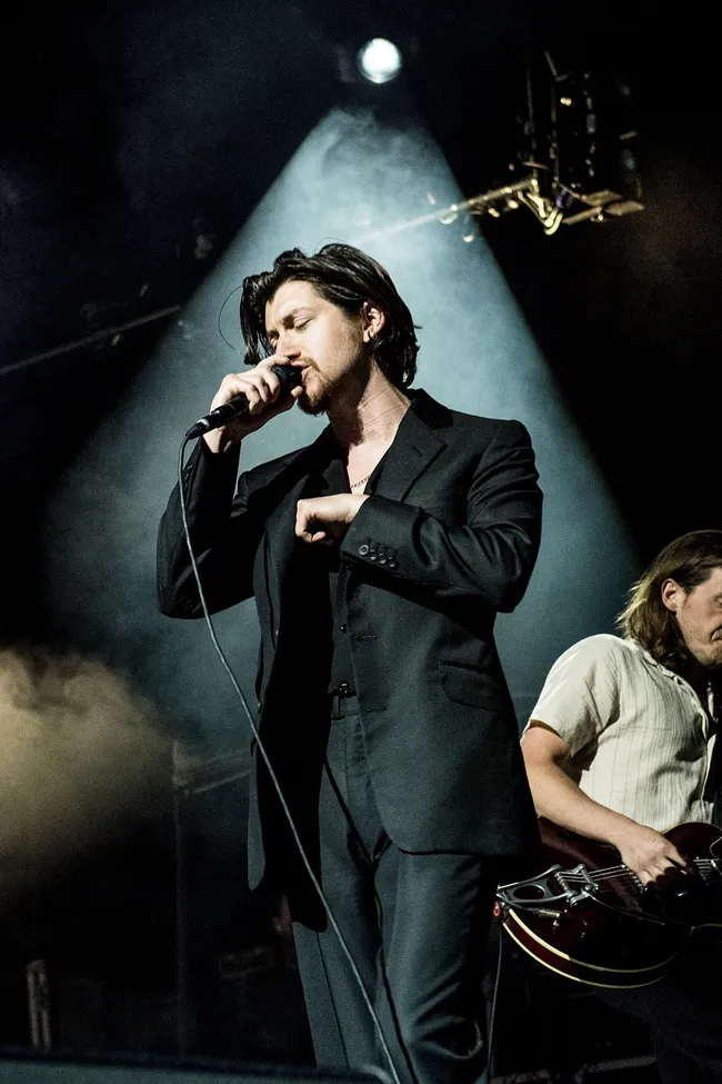 «Популярные слоганы и ведерко боли»: как новый трек Arctic Monkeys напомнил нам о юности