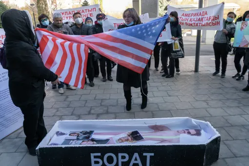 «Саша, сдохни!» — кричали протестующие. И нет, не в Беларуси, а в Казахстане — из-за нового «Бората»