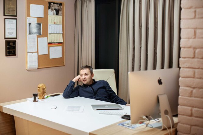 Генеральный продюсер Yellow, Black and White Виталий Шляппо (слева) в своем кабинете. На столе рядом – бюст «Раздосадованный человек».