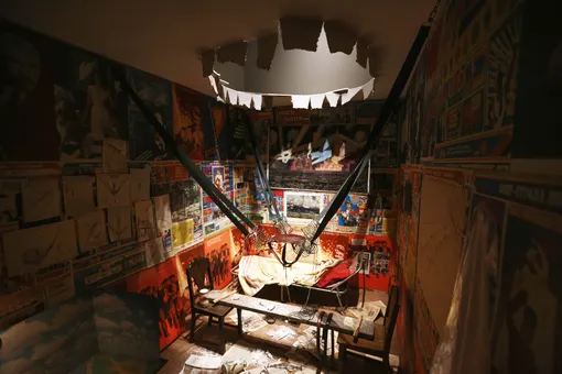 Инсталляция «Человек, который улетел из своей комнаты в космос» на выставке в Эрмитаже, 2017 год.