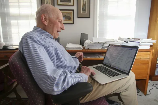 В США 89-летний врач стал доктором наук по физике. Об этом он мечтал всю жизнь