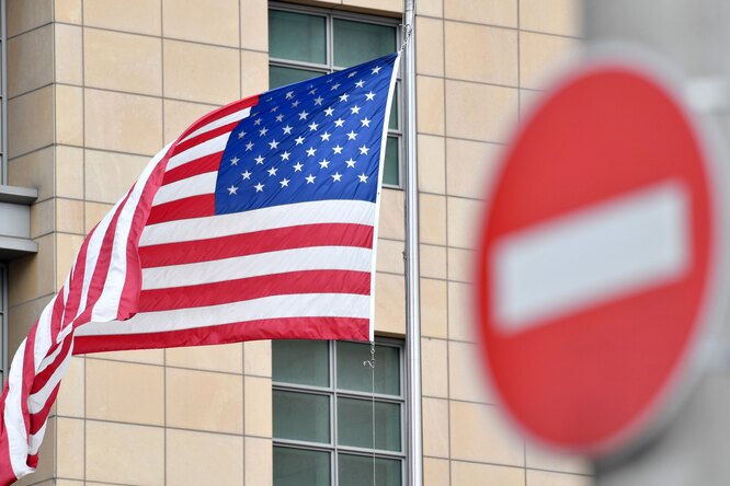 США с августа приостановят оказание консульских услуг в России