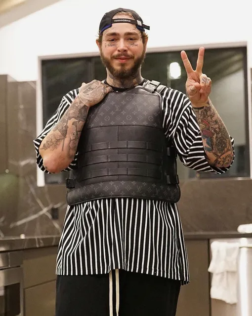Post Malone в бронежилете работы Шерона Барбера, сделанном из сумок Louis Vuitton Post Malone в бронежилете работы Шерона Барбера, сделанном из сумок Louis Vuitton