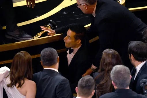 Рами Малек упал со сцены после того, как ему вручили «Оскар». Актеру вызвали скорую