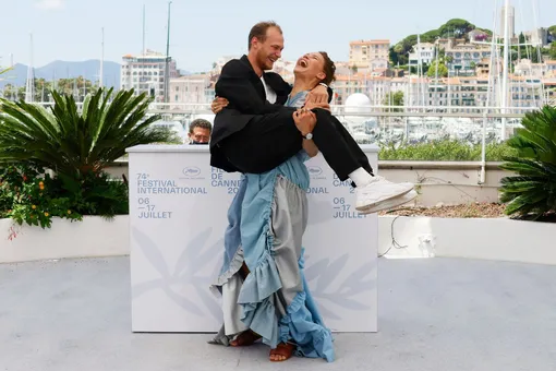 The 74th Cannes Film Festival — Photocall for the film «Hytti nro 6» (Compartment Number 6) in competition — Cannes, France, July 11, 2021. Cast members Seidi Haarla and Yuriy Borisov pose.