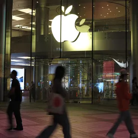 В США работники сервисного центра Apple опубликовали в фейсбуке* интимные фото клиентки. Компания выплатила ей миллионы долларов В США работники сервисного центра Apple опубликовали в фейсбуке* интимные фото клиентки. Компания выплатила ей миллионы долларов