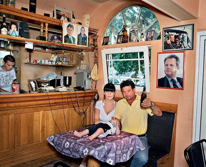 Томос Ковиджанич, владелец бара Luda Kuca, с женой и сыном