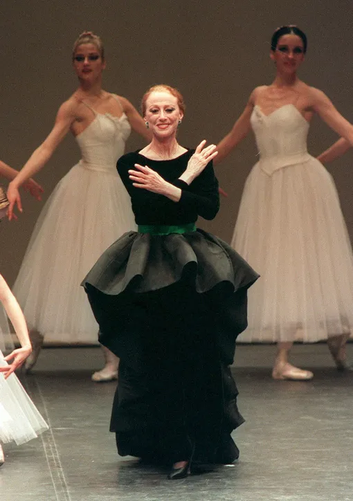 (FILE) photo dated 25 February 1998 of Russian-born ballet dancer and choreographer Maya Plisetskaya The Prince of Asturias Award's jury on Wednesday, 29 June 2005, announced the Spanish dancer Tamara Rojo and Plisetskaya would receive the Award for Arts 2005. КРЕДИТ