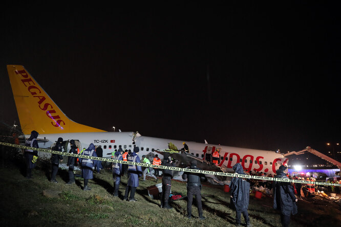 Жесткая посадка самолета в аэропорту Стамбула: 3 человека погибли, 179 пострадали