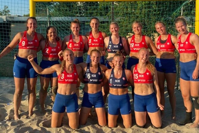 Женская сборная Норвегии по пляжному гандболу отказалась выступать в бикини и сыграла в шортах. Ее оштрафовали