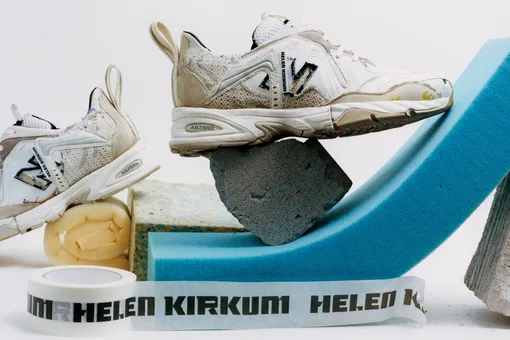 Посмотрите, как художница создает новые кроссовки из выброшенных пар