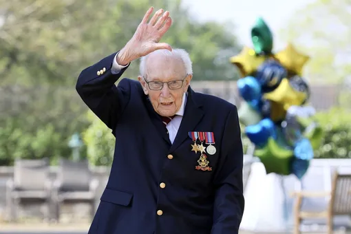 Сэр Том Мур умер от коронавируса. В апреле 100-летний ветеран собрал 33 миллиона фунтов для врачей